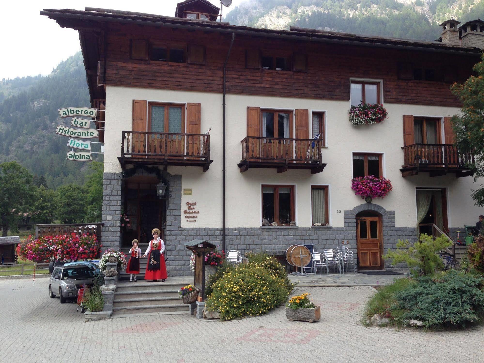Hotel Flora Alpina Гресоне Сен Жан Екстериор снимка